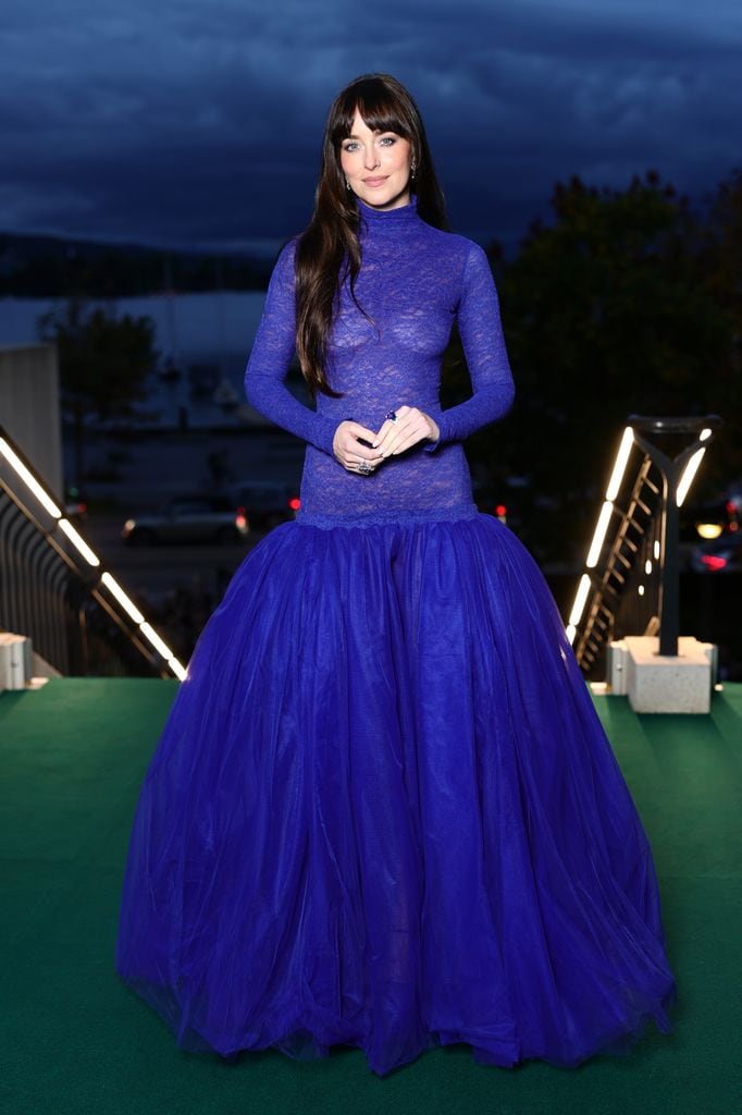 Dakota Johnson sorprende con un vestido transparente de encaje azul eléctrico en Suiza