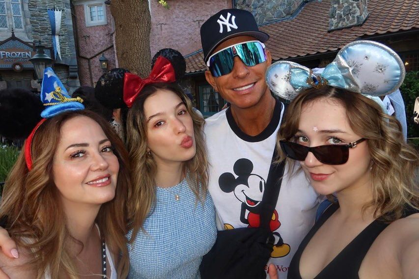 Andrea Legarreta y Erik Rubín al lado de sus dos hijas, Mia y Nina