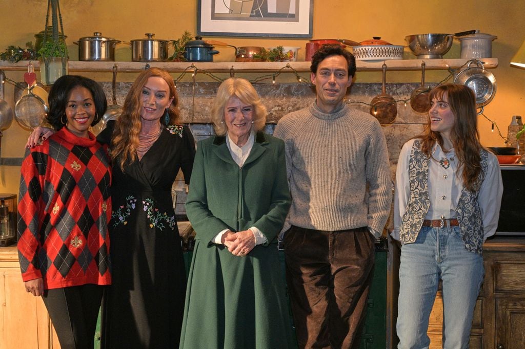 Camilla posa con los actores Nafessa Williams, Victoria Smurfit, Alex Hassell y Bella Maclean