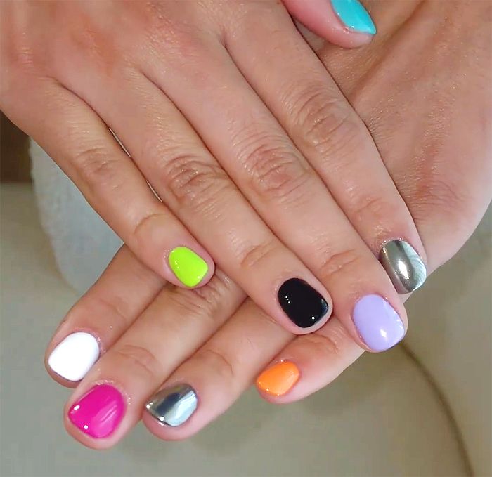 Aitana sorprende con una original manicura de colores