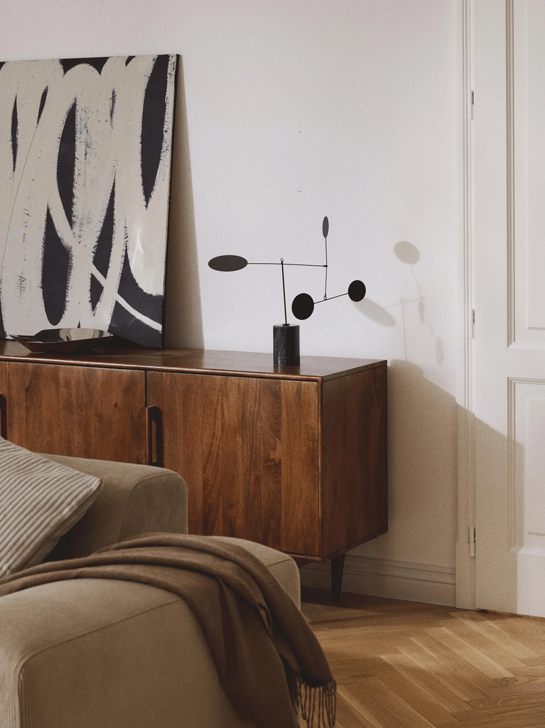 Aparador con un móvil decorativo