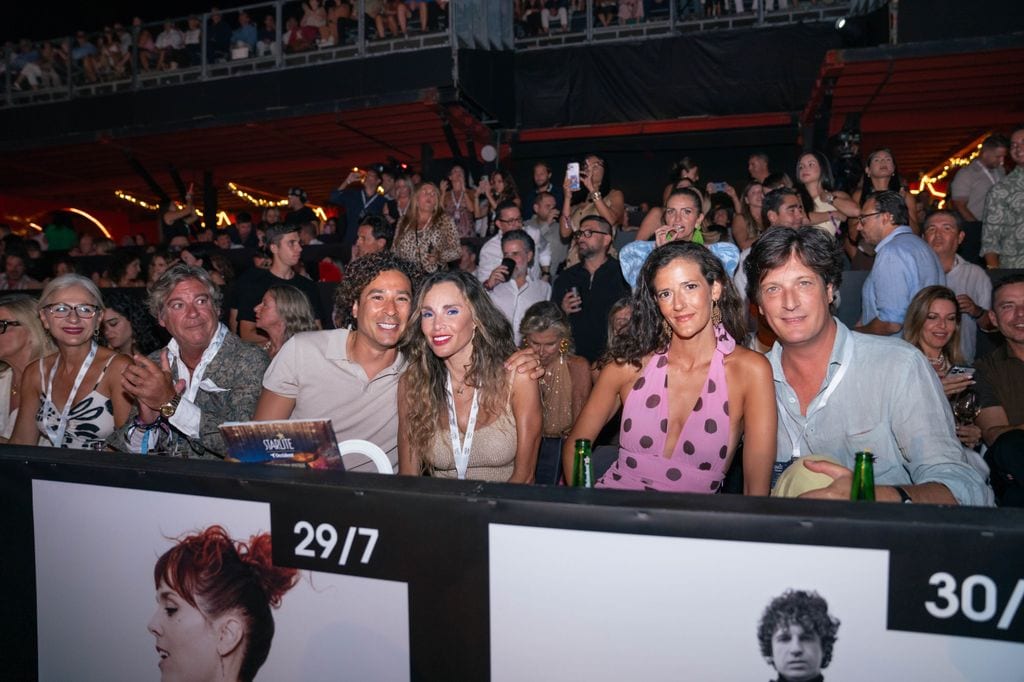 Luis Medina y su novia, Clara Caruana disfrutan del concierto de Alejandro Fernández en Starlite
