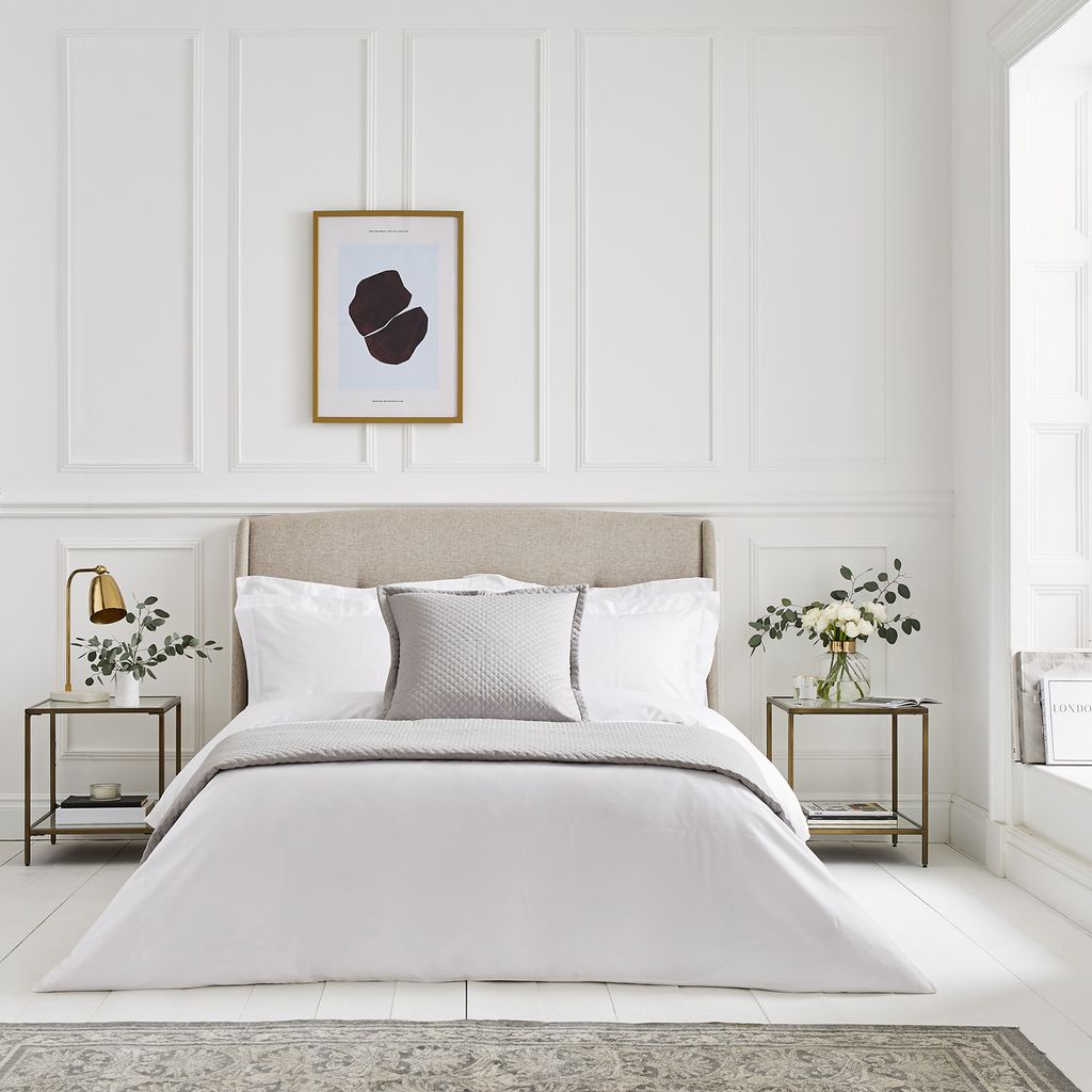 Cama en un dormitorio blanco