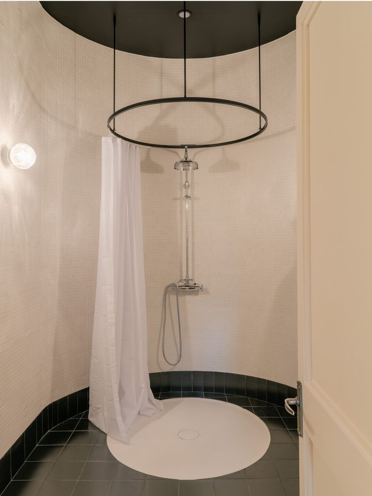 Ducha redonda con cortina blanca
