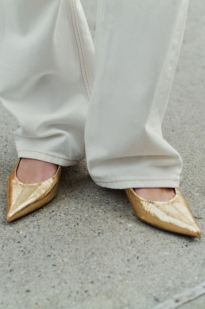 Zapato kitten metalizado dorado de Zara