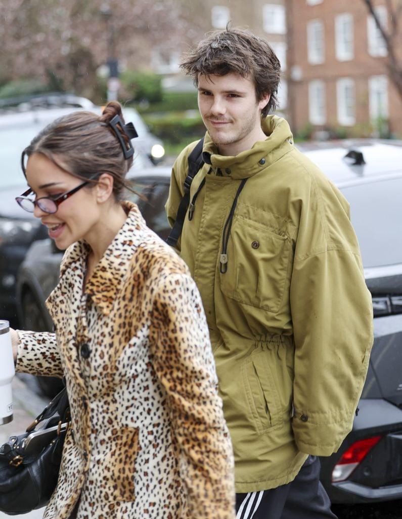 Cruz Beckham fue captado en Notting Hill, Londres, con su novia Jackie Apostel.