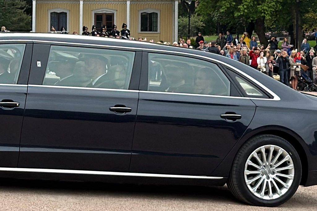 Haakon, ya convertido en Rey de Noruega y su hija y heredera, la princesa Ingrid, llegan al Palacio Real de Oslo para su reunión con el Gobierno del país 