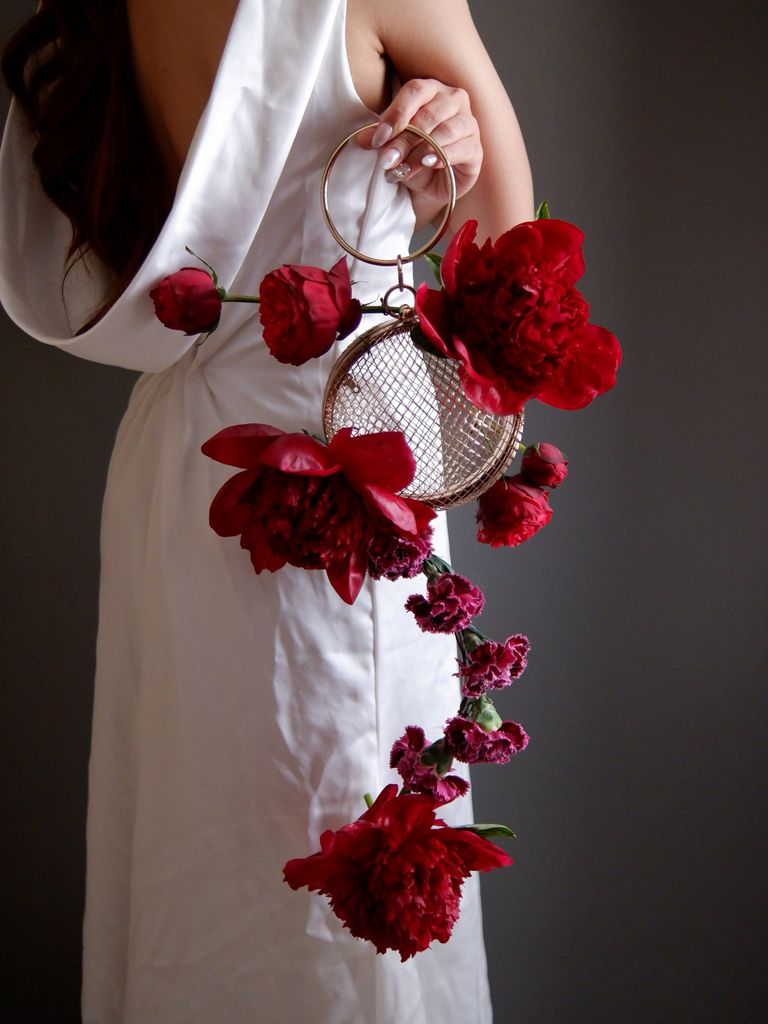 Bolsos de flores como ramos de novia rojos