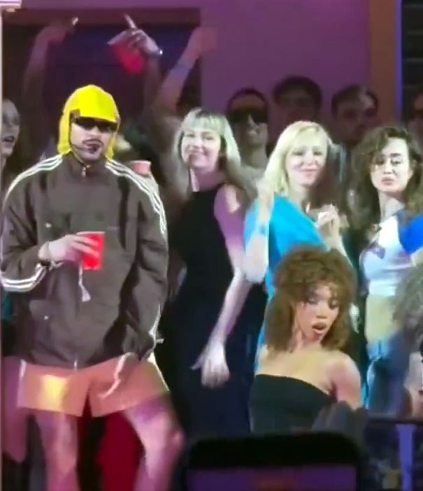 La actriz, muy animada junto a otros invitados y el propio cantante