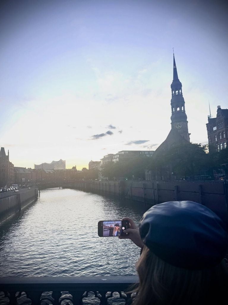 Risto Mejide confirma su romance con Merche, una joven de Gijón, con esta imagen desde un puente de Hamburgo