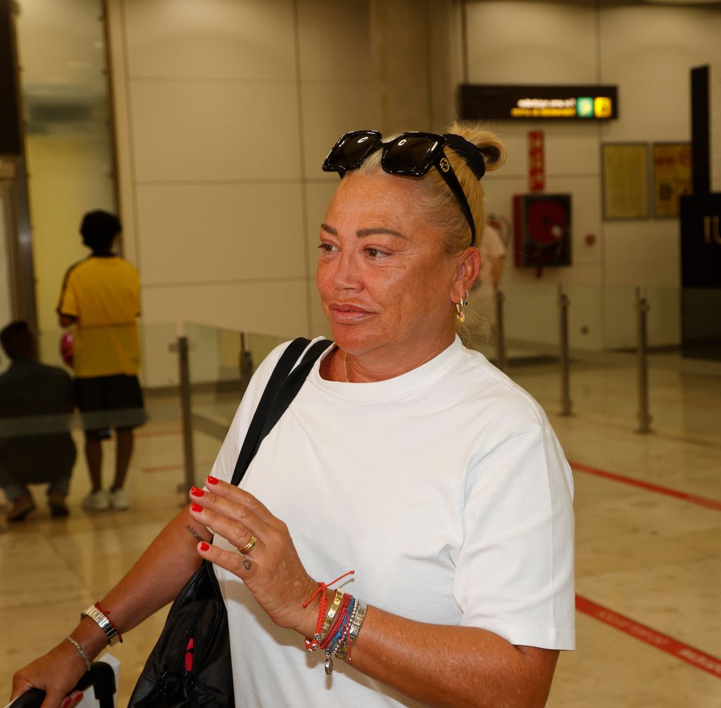 Belén Esteban reaparece en el aeropuerto en plena polémica con Julia Janeiro