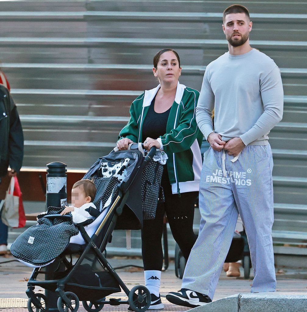 Anabel Pantoja y David Rodríguez paseando con su hija por Madrid