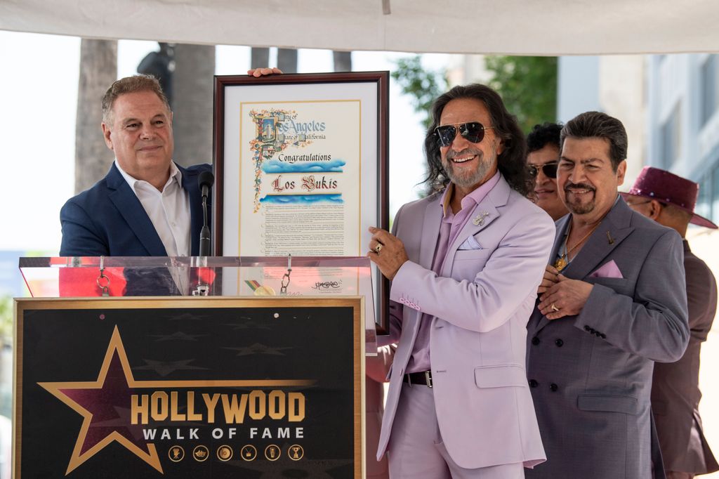Marco Antonio Solís recibiendo el reconocimiento de la estrella de la agrupación en el Paseo de la Fama.