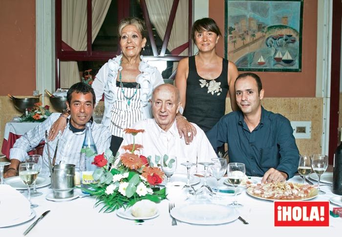 Lucio y su mujer junto a sus tres hijos 