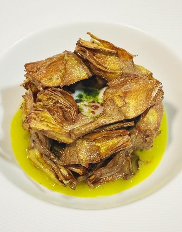 Alcachofas con huevos poché, del restaurante tudelano Mesón Julián