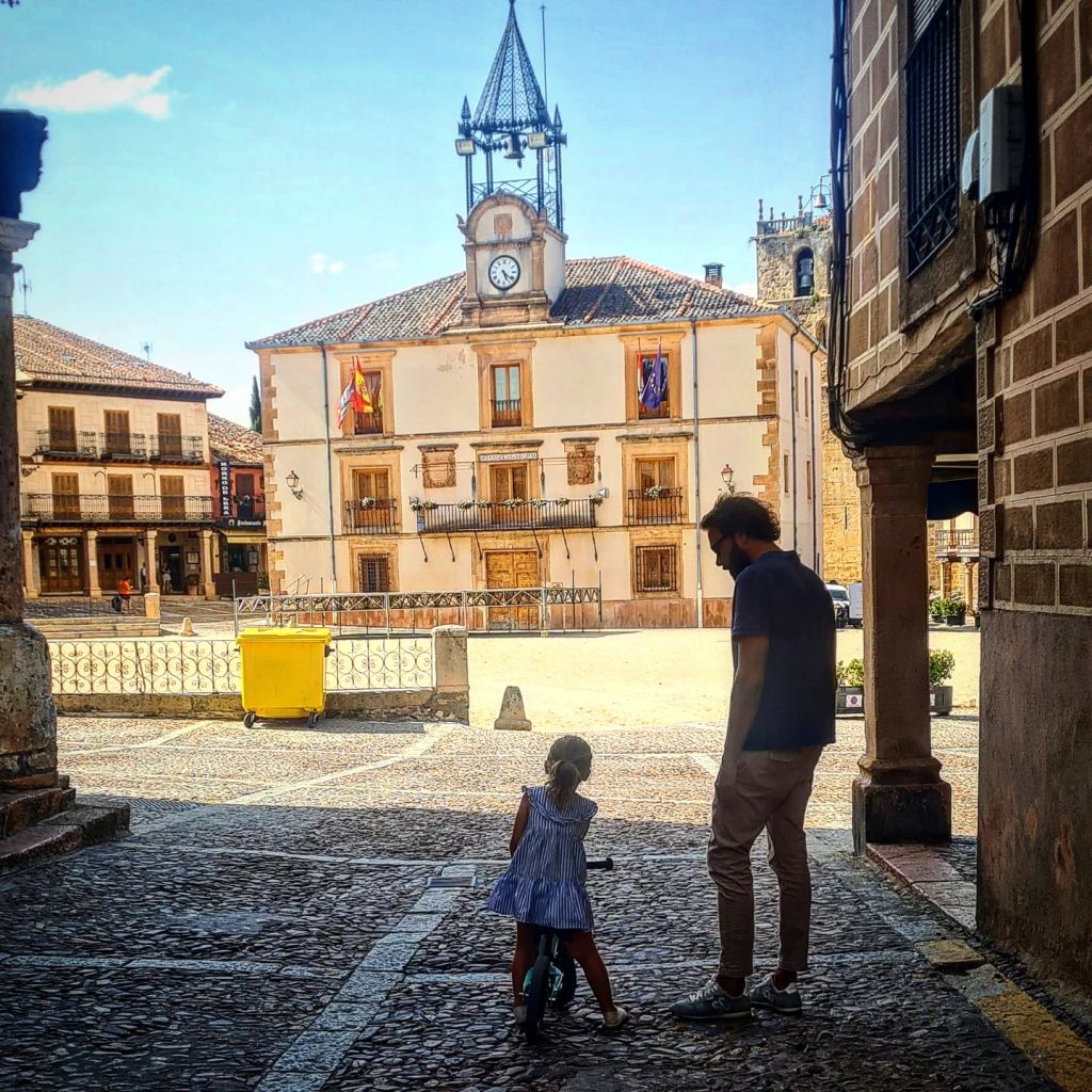 Todos los años Javier hace un viaje con su hija en verano y en invierno