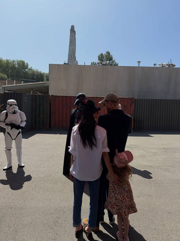 Harry, Meghan y sus hijos recorrieron Star Wars: Galaxy's Edge.