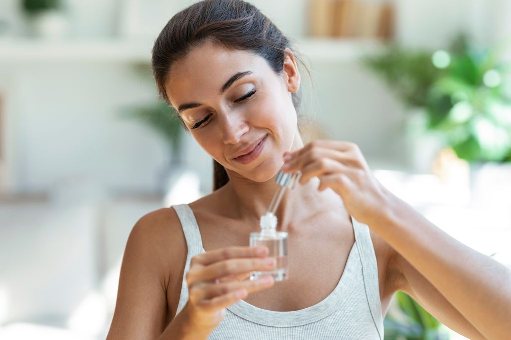 Mujer oliendo aceite esencial de eucalipto