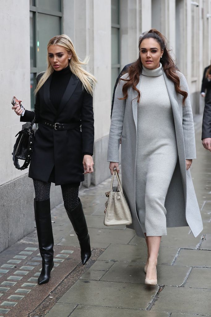 Plano entero de Petra y Tamara Ecclestone llegando a unas audiencias
