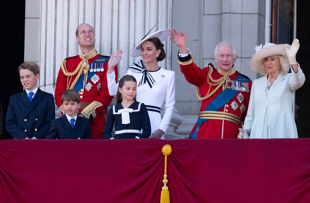Los reyes Carlos y Camilla con los príncipes de Gales y sus hijos en el Trooping the Colour de este año