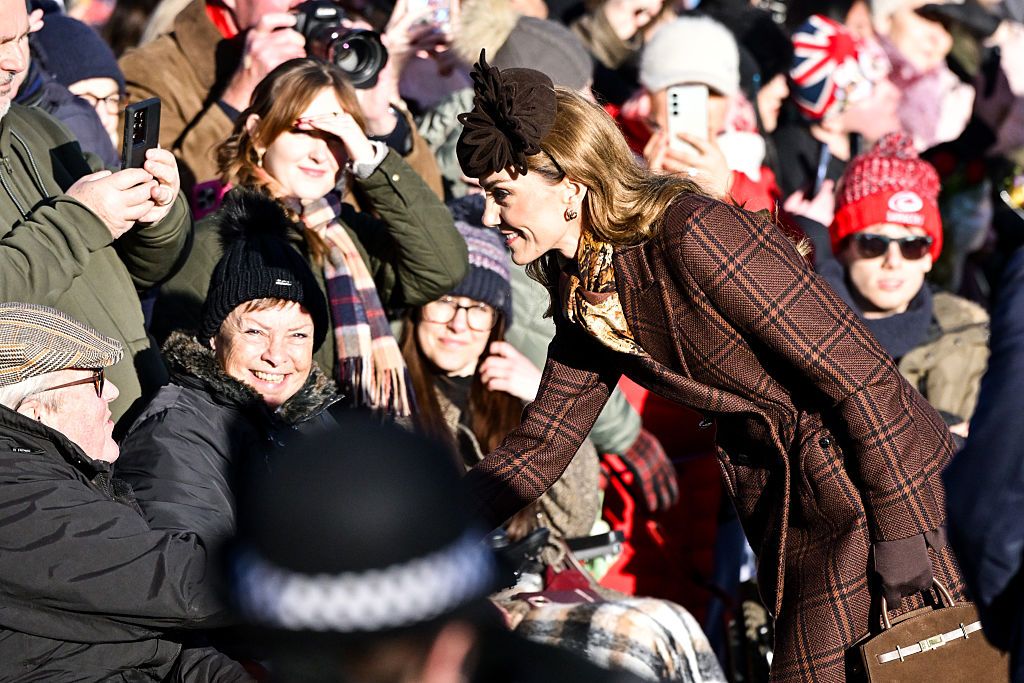 Kate Middleton atendiendo al público congregado en Sandringham