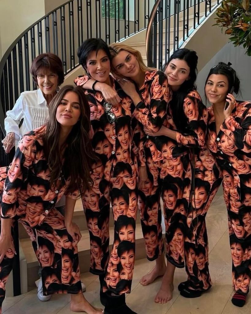 Mary Jo con su hija y sus nietas; Khloé, Kendall, Kylie y Kourtney Kardashian.