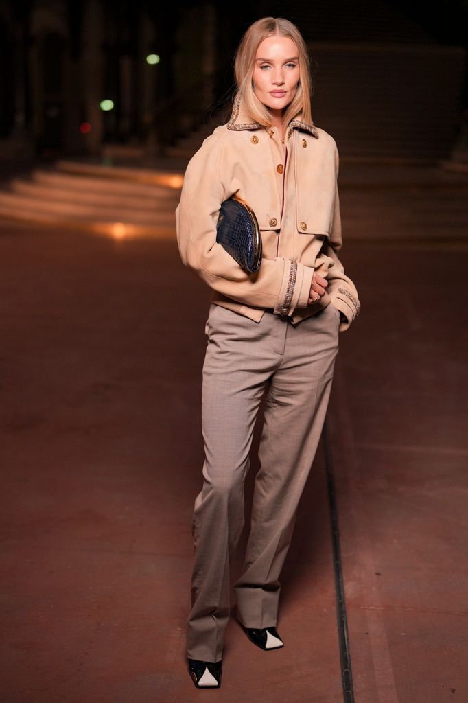 Rosie Huntington-Whiteley desfile Chanel