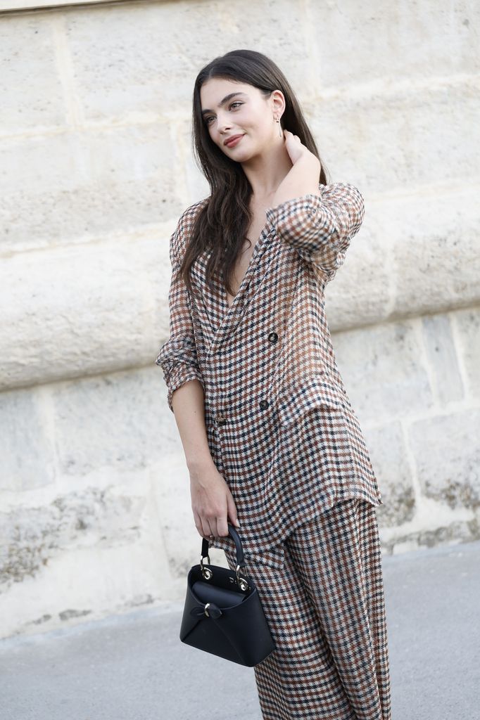 Deva Cassel a su llegada al desfile de Dior Primavera/Verano 2027 durante la Semana de la Moda de París, el 29 de septiembre de 2026.
