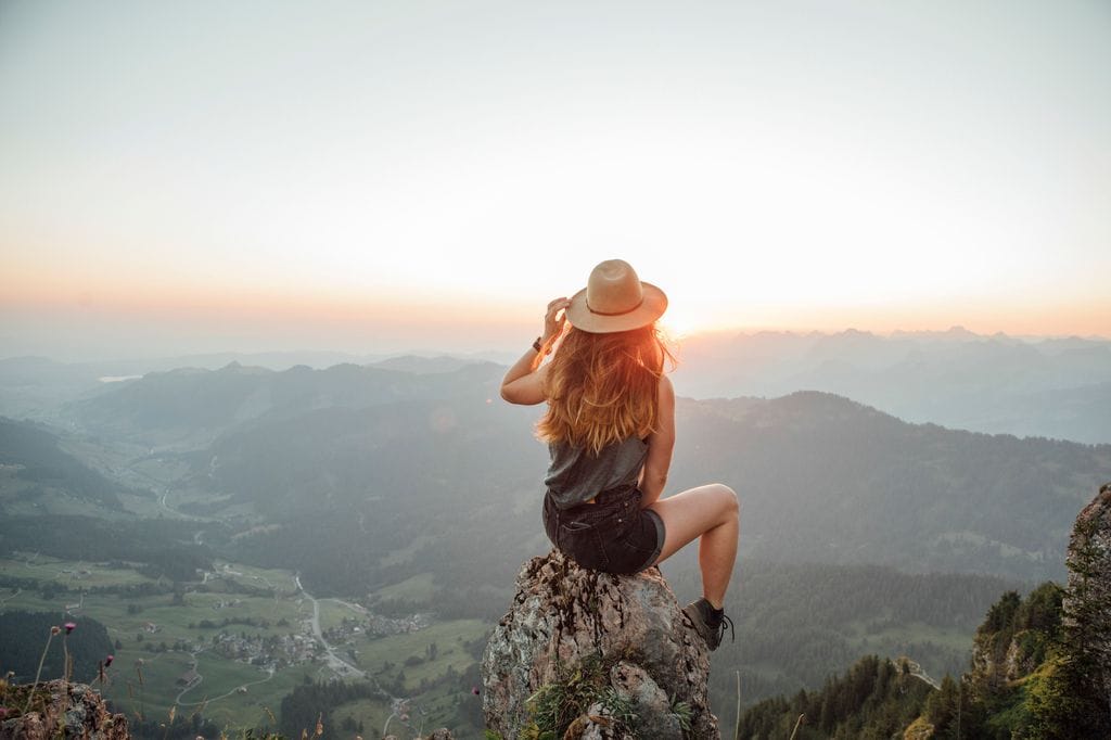 Mujer en la cresta de una montaña