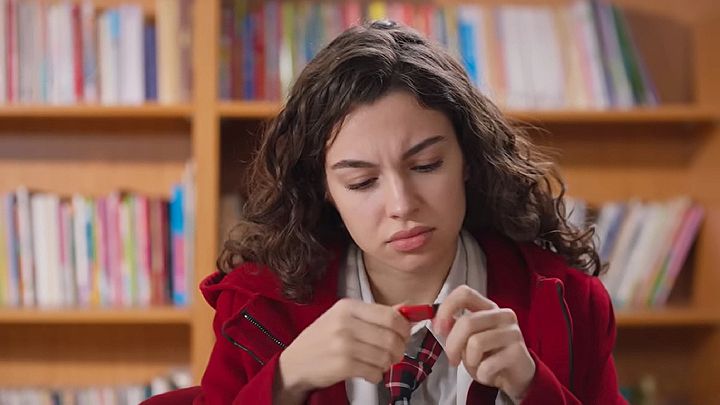 Avance de 'Hermanos': Asiye recibe y ve el vídeo que contiene la identidad de quién mató a Suzan 