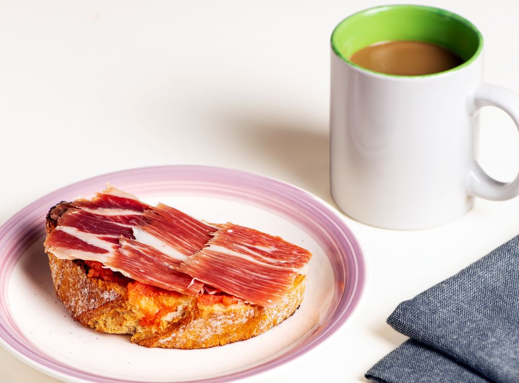 Tostada de tomate, aceite y jamón, y un café. Un desayuno muy popular en España y del que la empresaria también es fan.