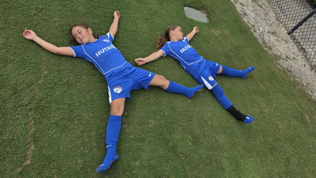 Martín Fuentes compartió esta foto de sus hijas Emilia y Paula el día de su triunfo.