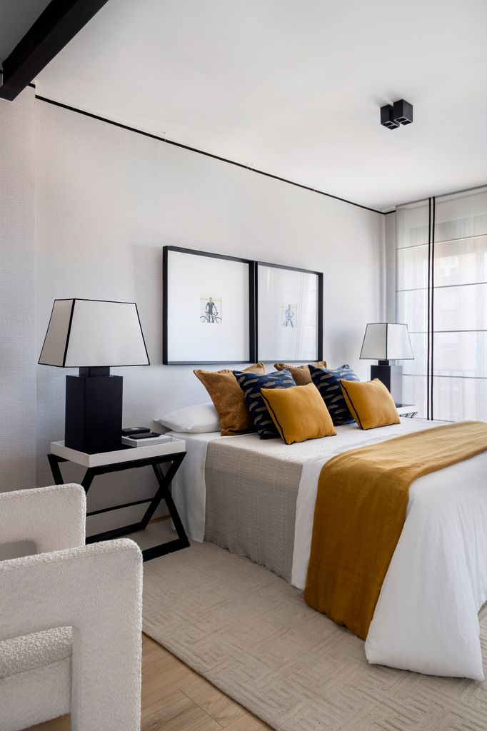 Dormitorio decorado en tonos neutros y naranjas