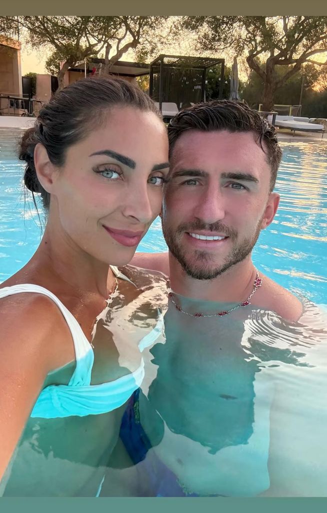 Aymeric Laporte con Sara Botello de vacaciones