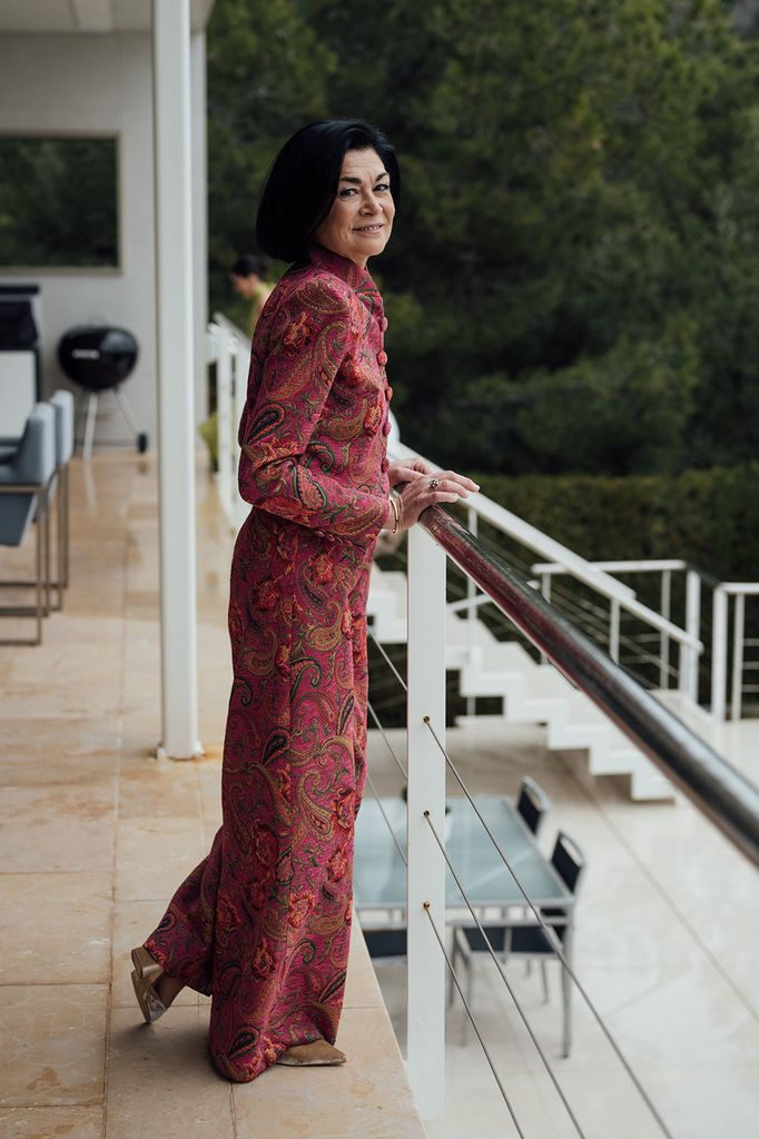 Madre de la novia con traje estampado de colores y tocado