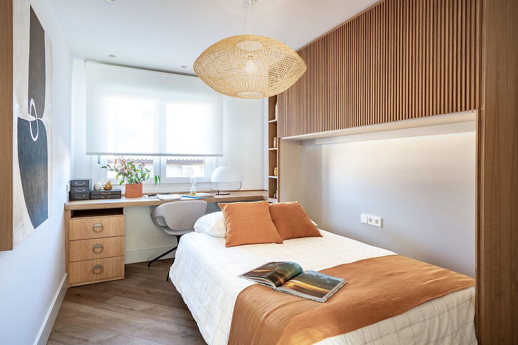 Habitación despacjo con cama de invitados plegable. 