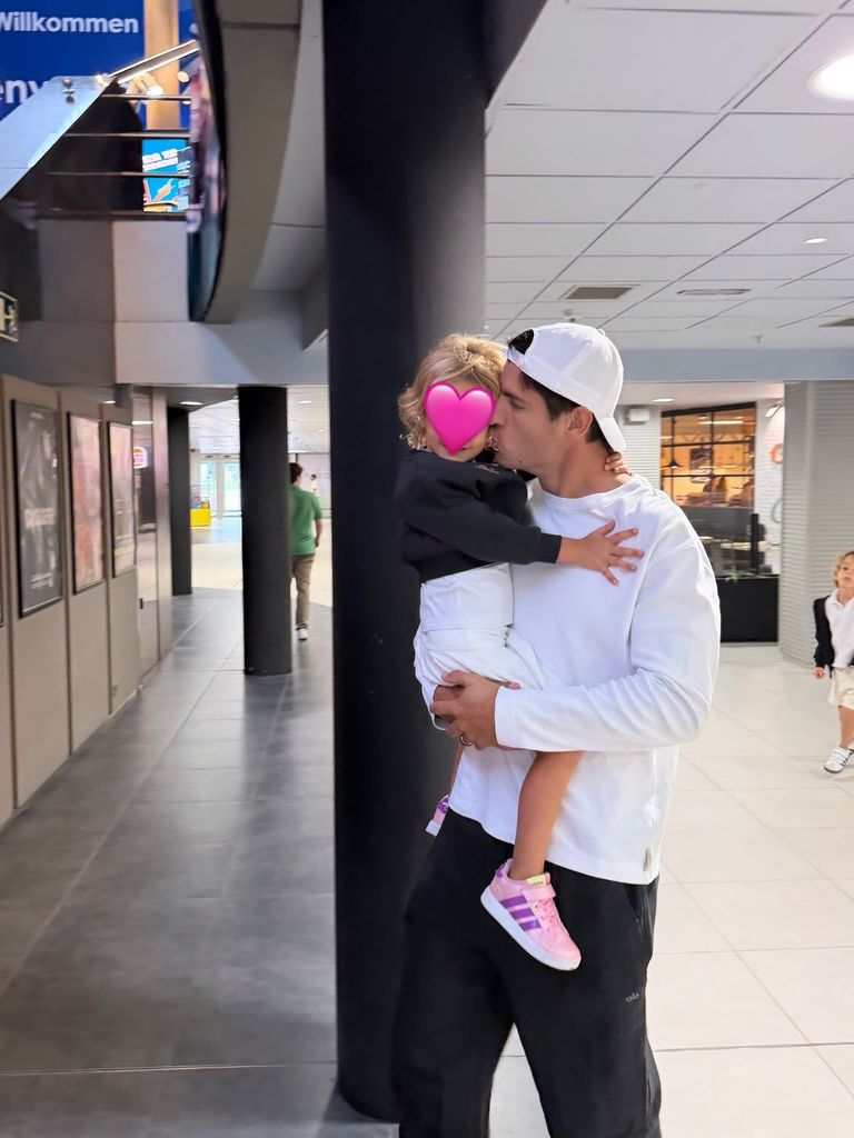 Álvaro con su hija en brazos