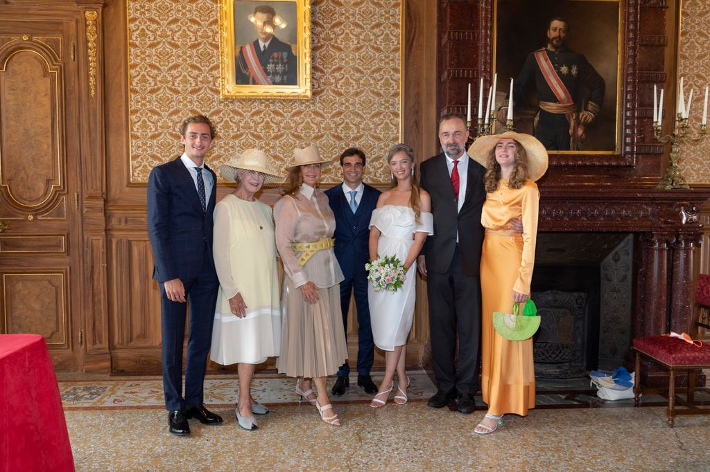Ferdinand de Habsburgo, Fiona Campbell-Walter, la archiduquesa Francisca de Habsburgo, Jérôme d’Ambrosio, Leonor de Habsburgo, el archiduque Carlos de Habsburgo y Gloria de Habsburgo asisten al matrimonio civil de Leonor de Habsburgo y Jérôme d’Ambrosio el 20 de julio de 2020 en Mónaco, Mónaco.