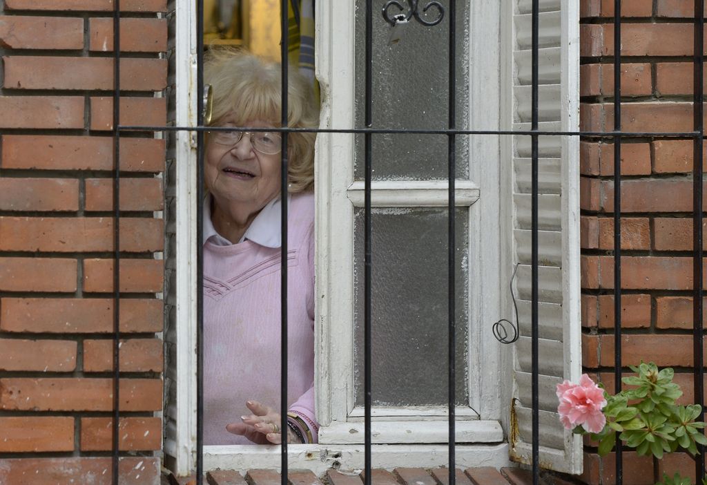 Amalia Damonte, quien fue novia del papa Francisco hace más de sesenta años, posa en su casa en el barrio de Flores, Buenos Aires