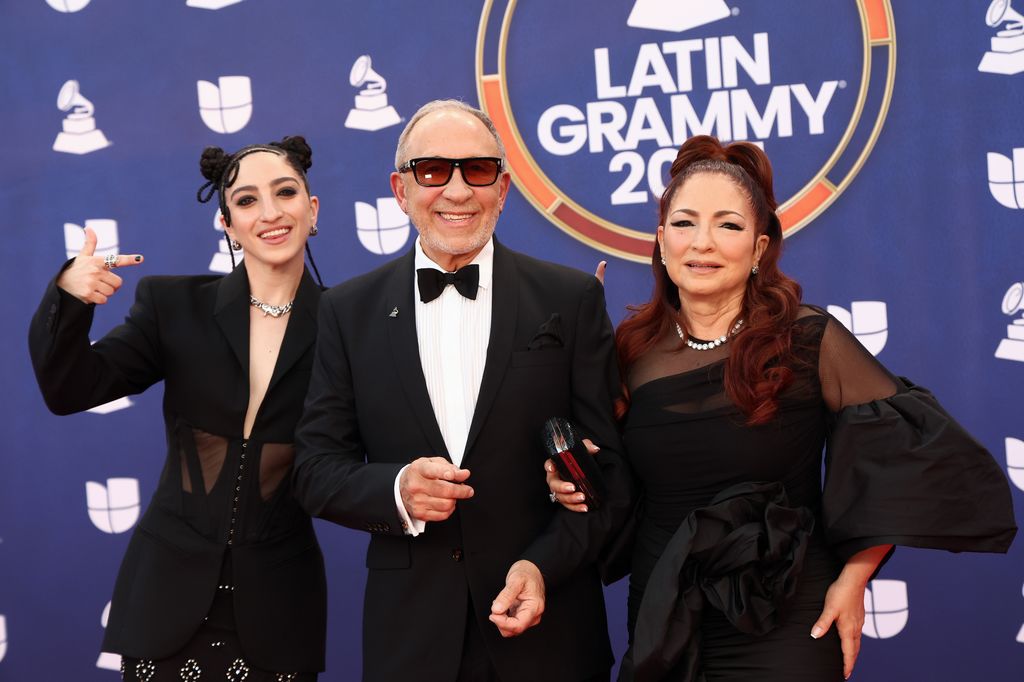 Emily acompañó a sus papás en esta noche tan especial.