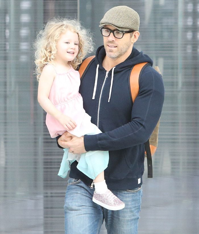 Blake Lively y Ryan Reynolds con sus hijas James e Ines