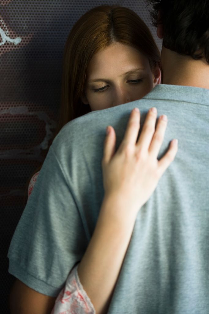 pareja abrazo