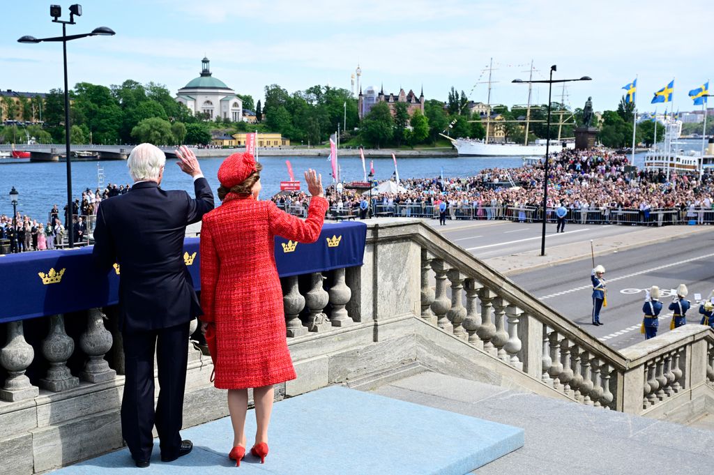 Los Reyes saludan a los ciudadanos antes de su paseo en la lancha Vasaorden