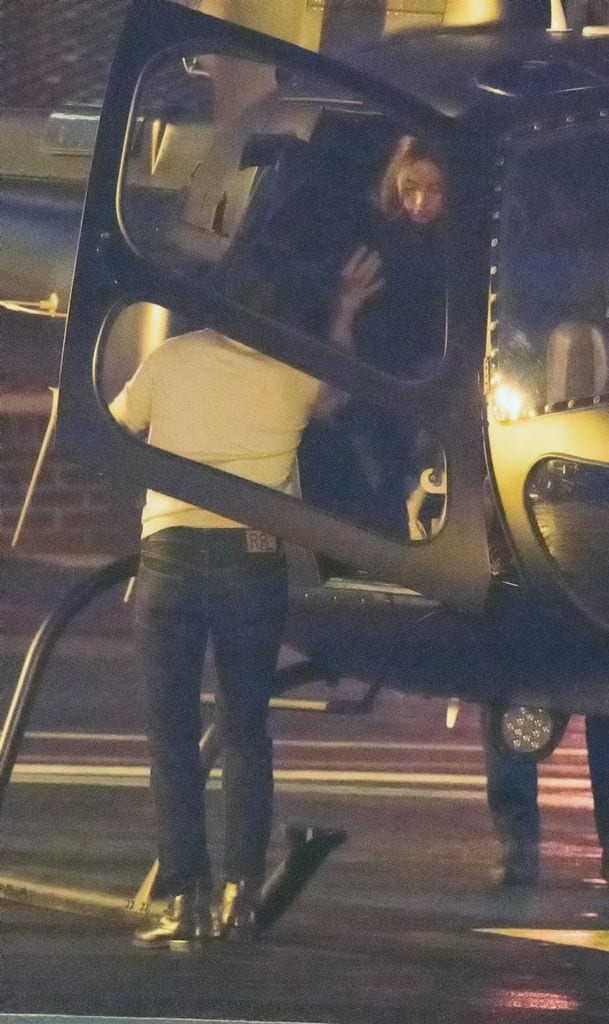 Tom Cruise ayuda a Ana de Armas a bajarse de helicóptero