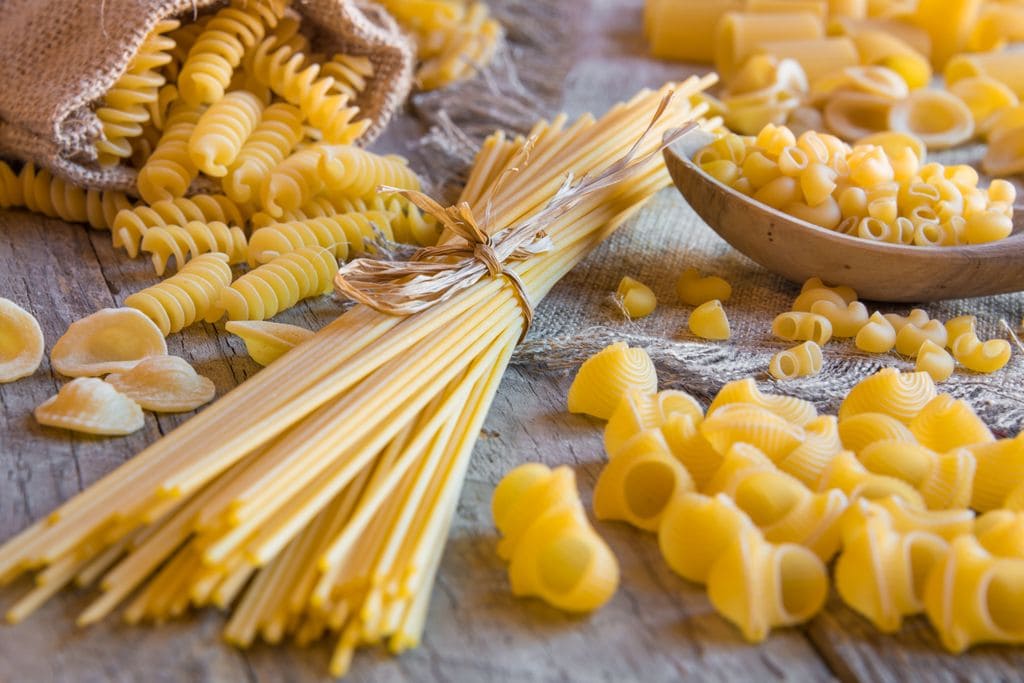 La pasta seca se hace con sémola de trigo duro y agua y se puede conservar varios meses.