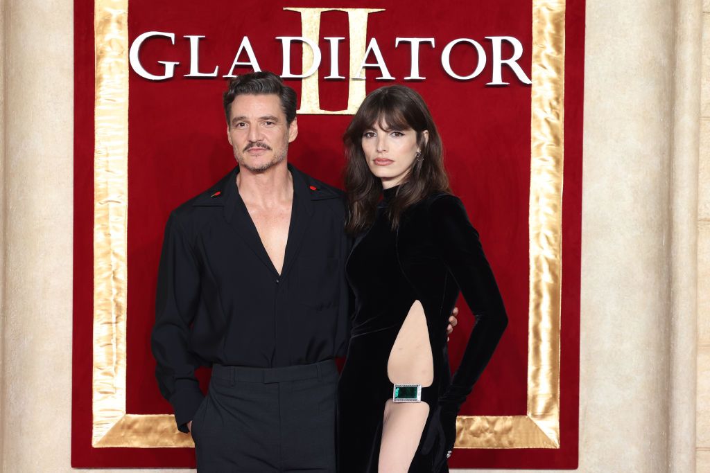 Plano medio de Pedro y Lux Pascal  en la premiere de Gladiator II