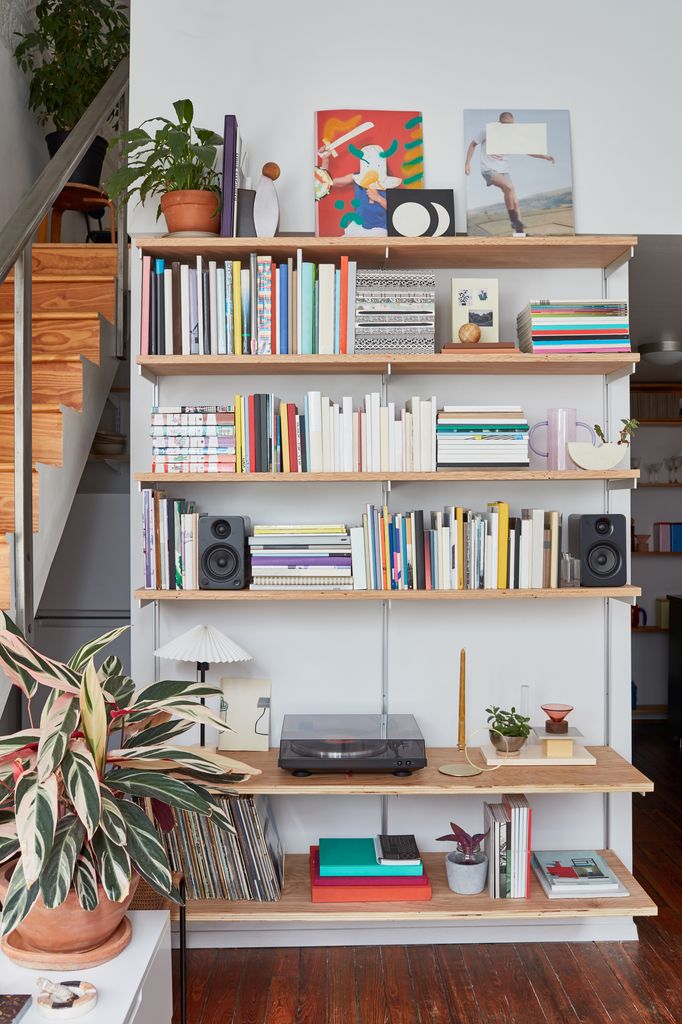 Estantería vertical para el tocadiscos y los vinilos.