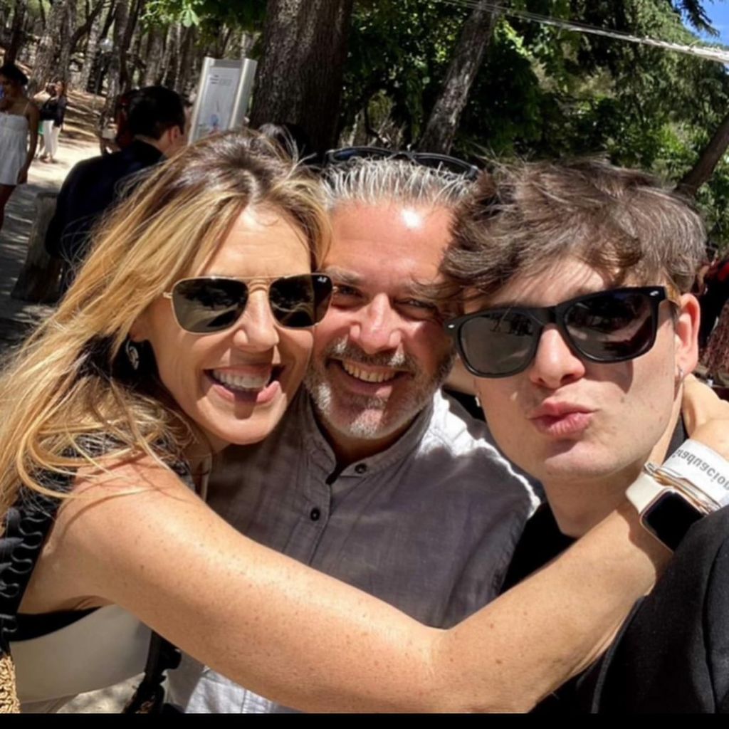 Luis Fermoso junto a su mujer, Bea, y su hijo Javier. El periodista, fallecido a los 53 años, era además padre de otro hijo, Lucas