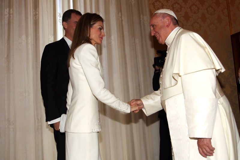 Los reyes Felipe y Letizia en una audiencia con el papa Francisco el 30 de junio de 2014 al poco de iniciar su reinado 
