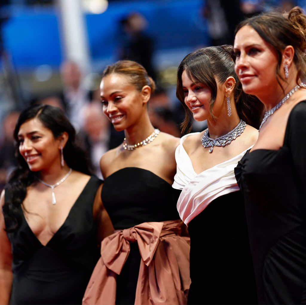 Adriana Paz con el elenco de Emilia Pérez